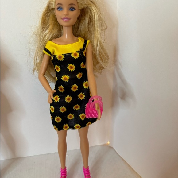 Five Blonde Barbies with all NEW outfits and accessories and storage bags! - Picture 9 of 16